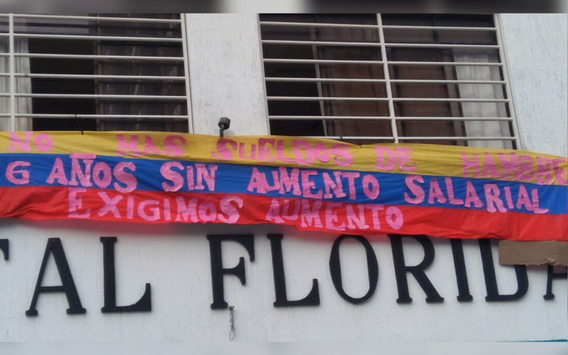 Con pancartas reclaman por sueldos en Hospital de Floridablanca