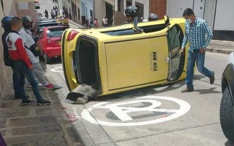 Volcamiento de taxi dejó varios heridos en San Gil