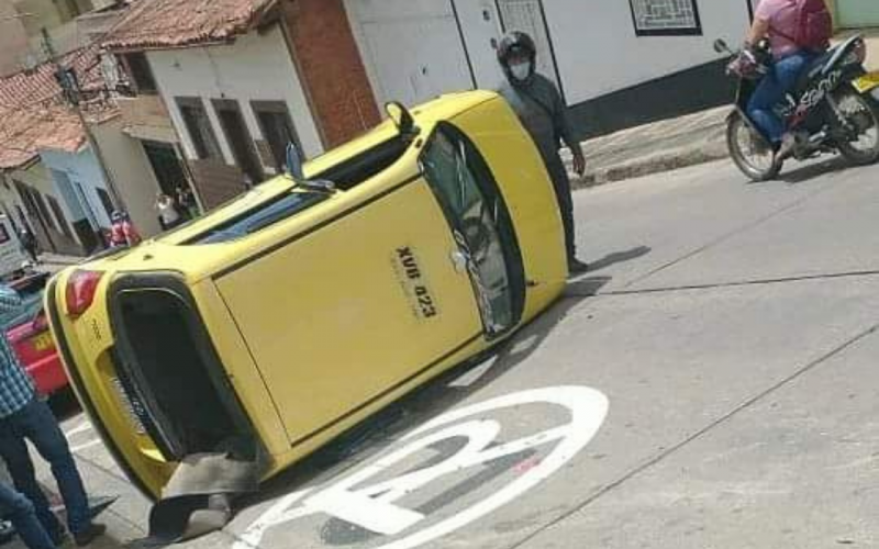 Volcamiento de taxi dejó varios heridos en San Gil