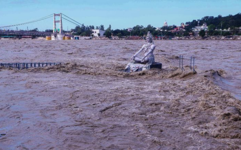 Lluvias e inundaciones en India dejan decenas de muertos