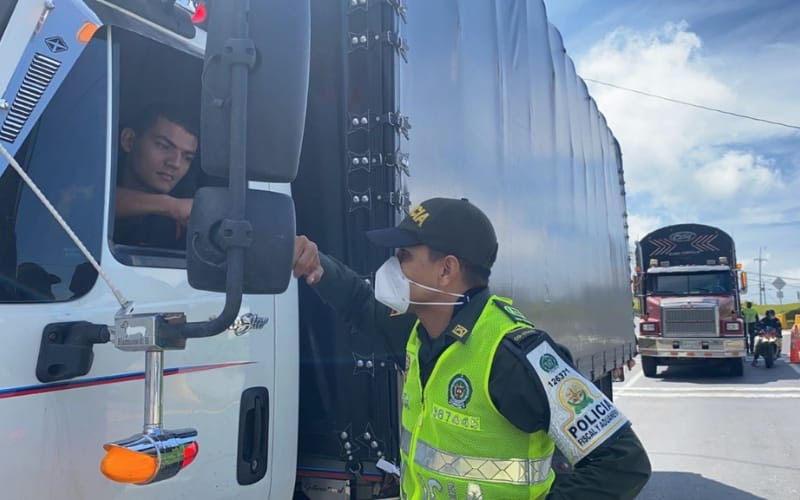 Policía de Santander hace acompañamiento en las vías