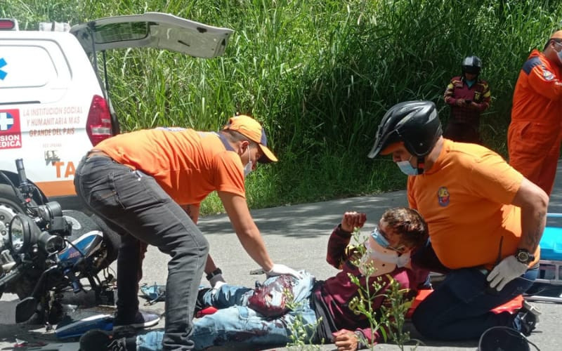 Dos motorizados heridos por choque frontal en El Socorro