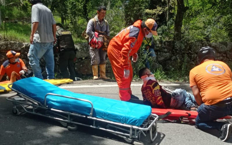 Dos motorizados heridos por choque frontal en El Socorro