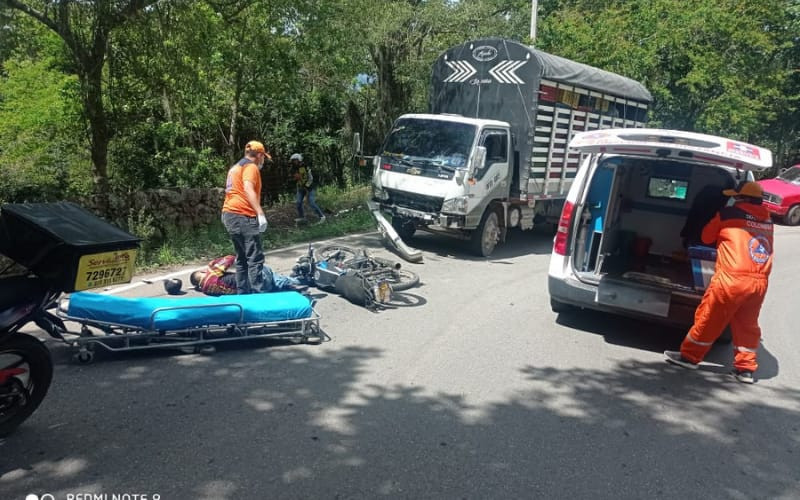 Dos motorizados heridos por choque frontal en El Socorro