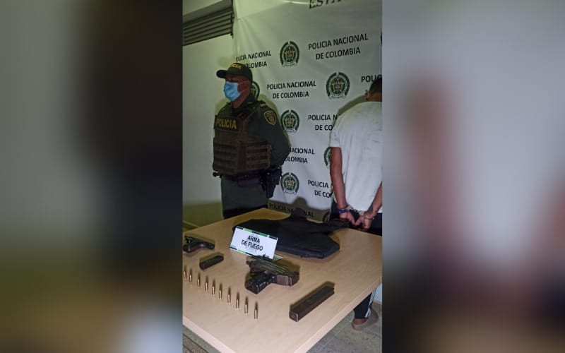 Cargaba chaleco antibalas y Mini UZI en Bucaramanga