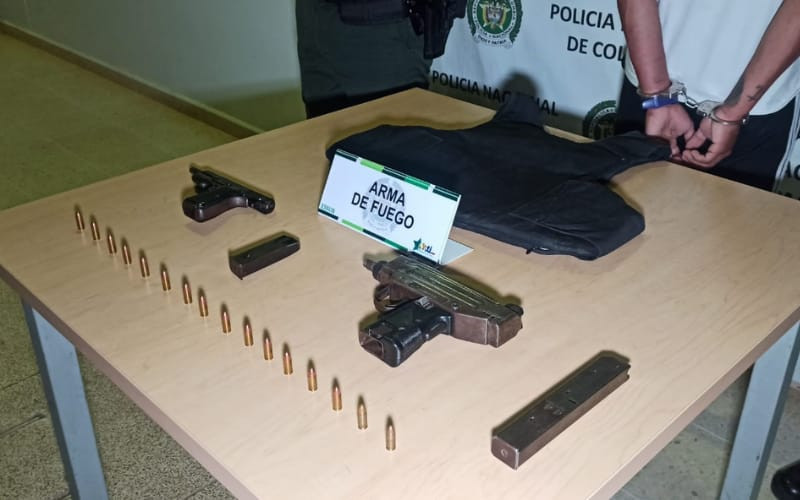 Cargaba chaleco antibalas y Mini UZI en Bucaramanga