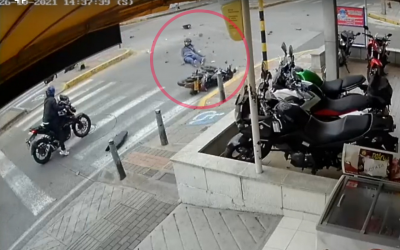 Video: Golpazo entre motos por semáforo averiado en protesta