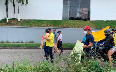 Taxistas florideños hicieron ‘Plan Tortuga’ en autopista