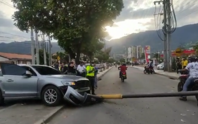 Tumbó un poste y generó congestión en Caneyes