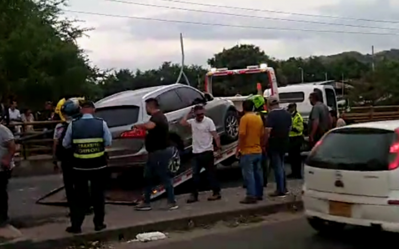 Tumbó un poste y generó congestión en Caneyes