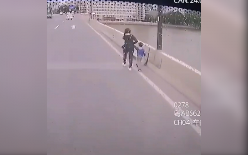 Salvó a mujer que se iba a lanzar con su niño de un puente