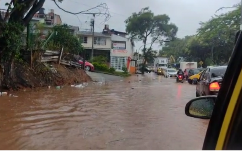 Lluvias complicaron movilidad en el Área Metropolitana