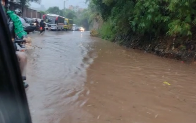 Lluvias complicaron movilidad en el Área Metropolitana