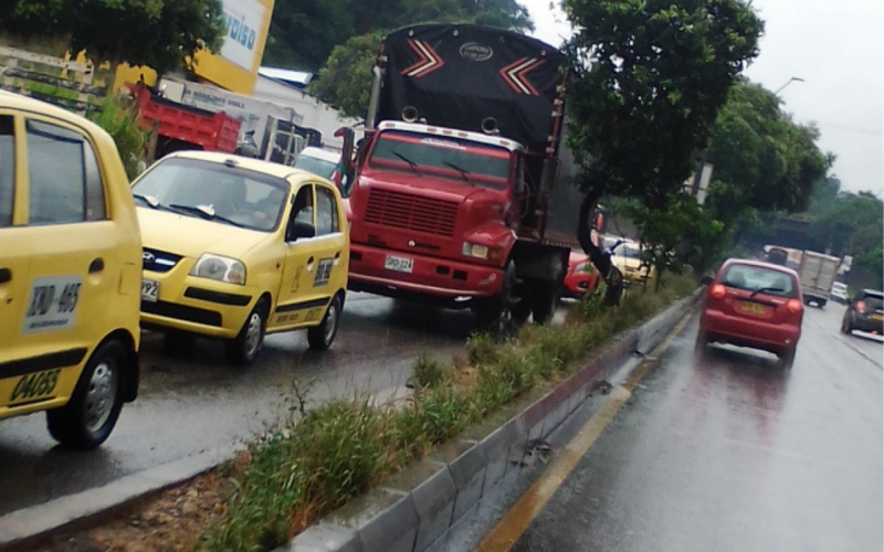 Lluvias complicaron movilidad en el Área Metropolitana