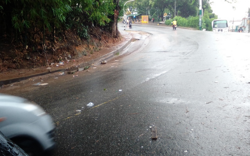 Lluvias complicaron movilidad en el Área Metropolitana