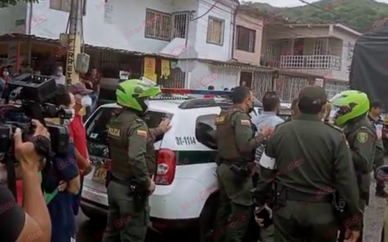 ¡Se metió a una tienda y amenazó con matarse en Girón!