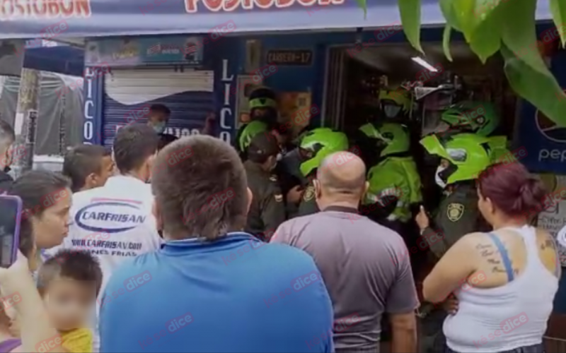 ¡Se metió a una tienda y amenazó con matarse en Girón!