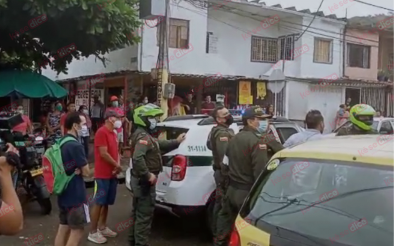 ¡Se metió a una tienda y amenazó con matarse en Girón!