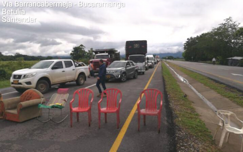 Con protesta bloqueado vía Bucaramanga – Barranca