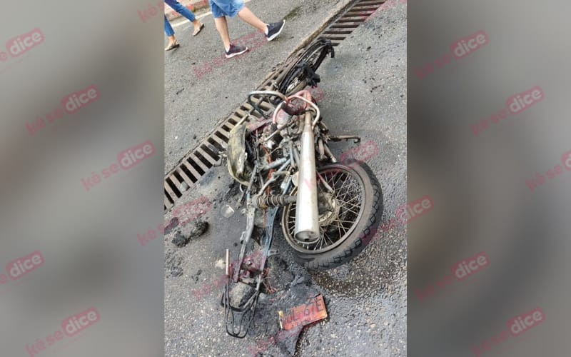 Incendiaron moto de presuntos ladrones en Lagos 3