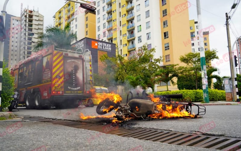 Incendiaron moto de presuntos ladrones en Lagos 3