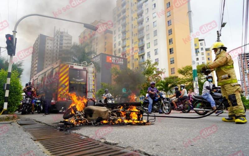 Incendiaron moto de presuntos ladrones en Lagos 3