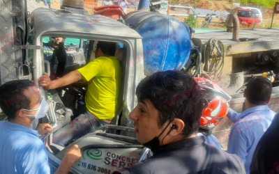 Atrapados entre latas por choque en el Anillo Vial