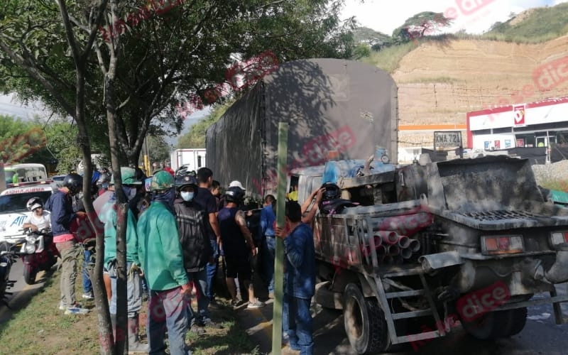 Atrapados entre latas por choque en el Anillo Vial