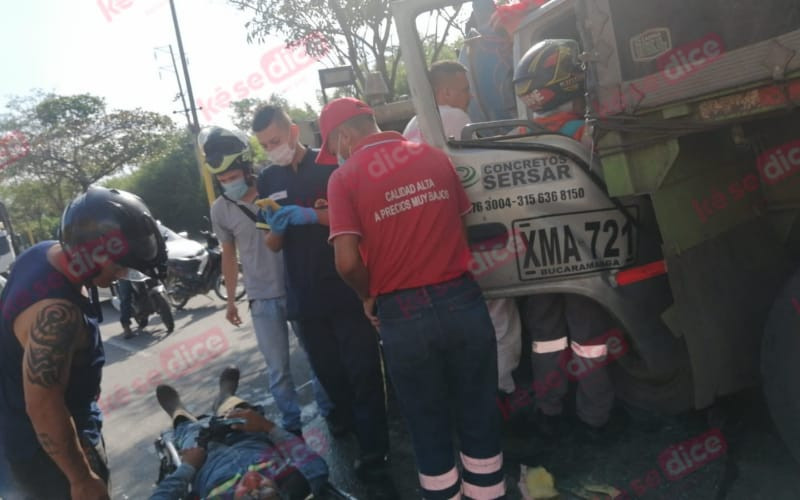 Atrapados entre latas por choque en el Anillo Vial