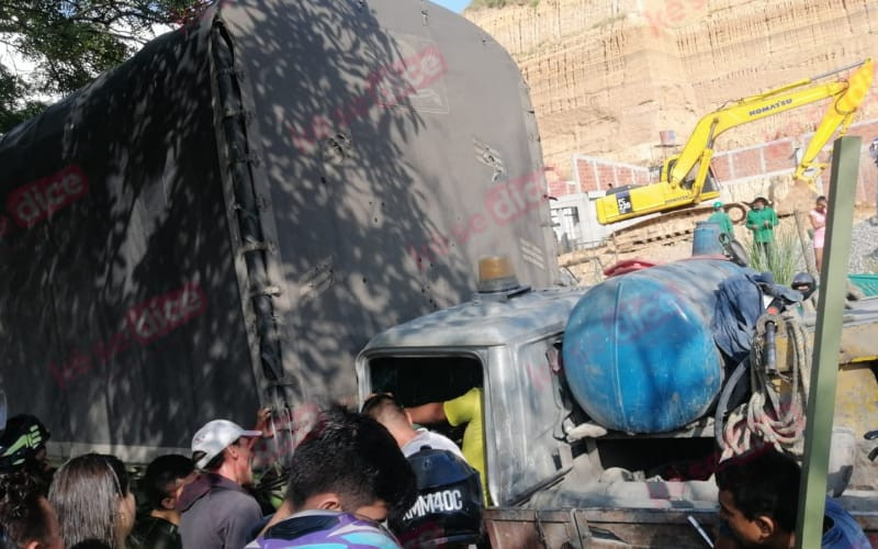 Atrapados entre latas por choque en el Anillo Vial