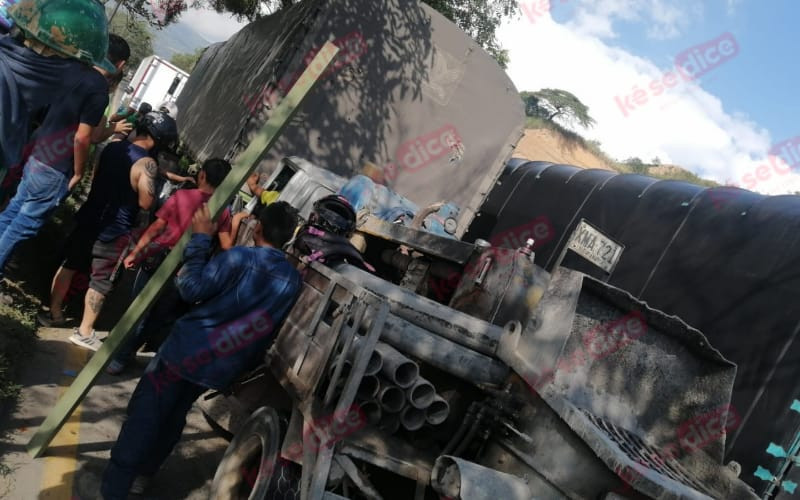 Atrapados entre latas por choque en el Anillo Vial