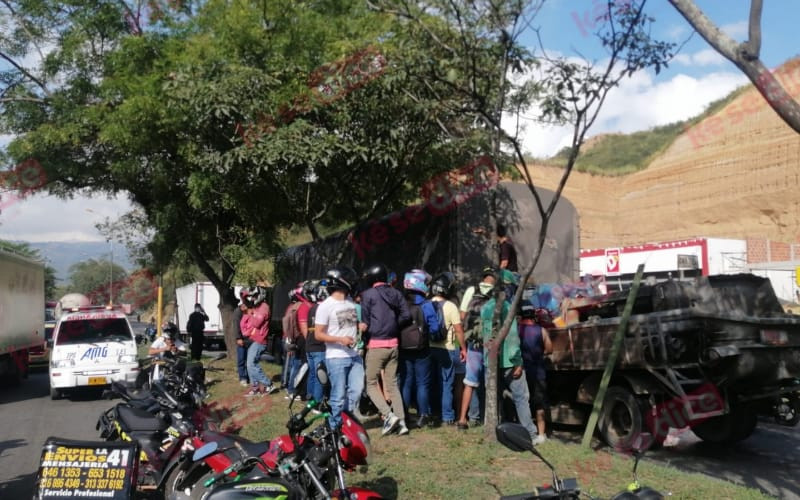 Atrapados entre latas por choque en el Anillo Vial