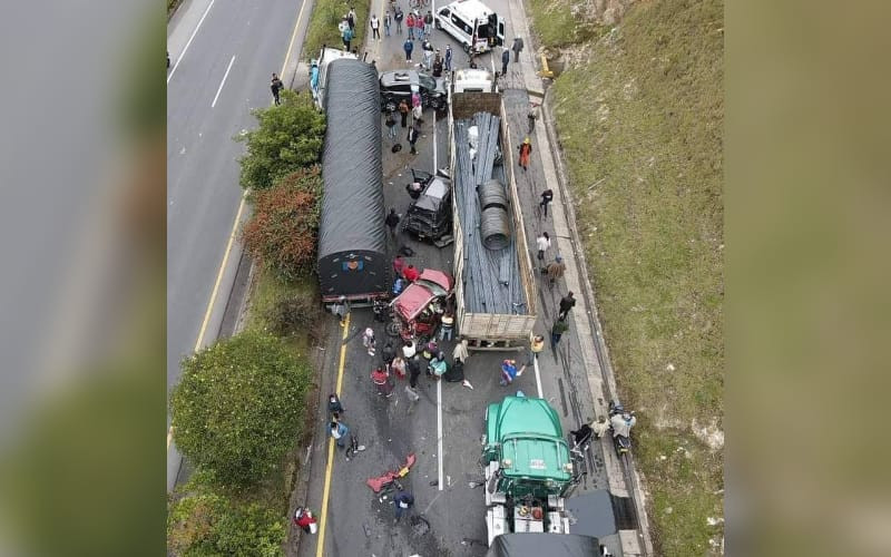 ‘Mula’ sin frenos embistió a varios vehículos vía a Bogotá