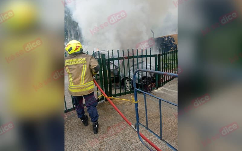 Se incendió un carro a la entrada del Alfonso López