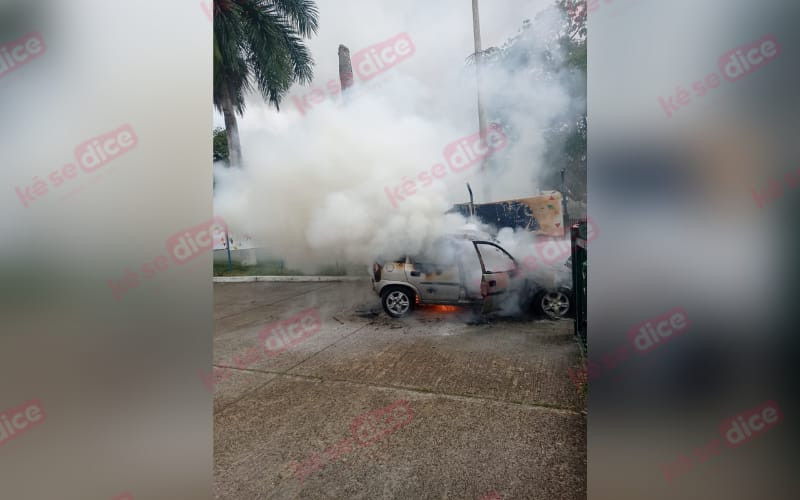 Se incendió un carro a la entrada del Alfonso López