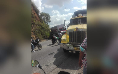 Trancó el tráfico hacia el Norte en la Curva del Diablo