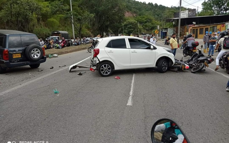 Provocaron caos en la Autopista y se 'volaron'