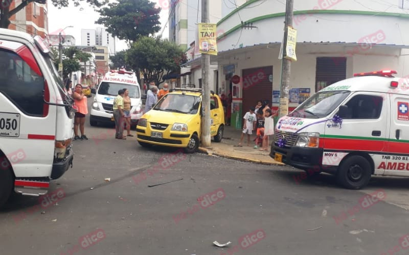 Fuerte accidente entre taxi y una turbo en Bucaramanga