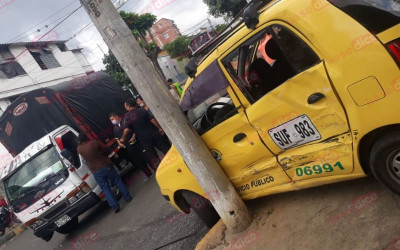 Fuerte accidente entre taxi y una turbo en Bucaramanga