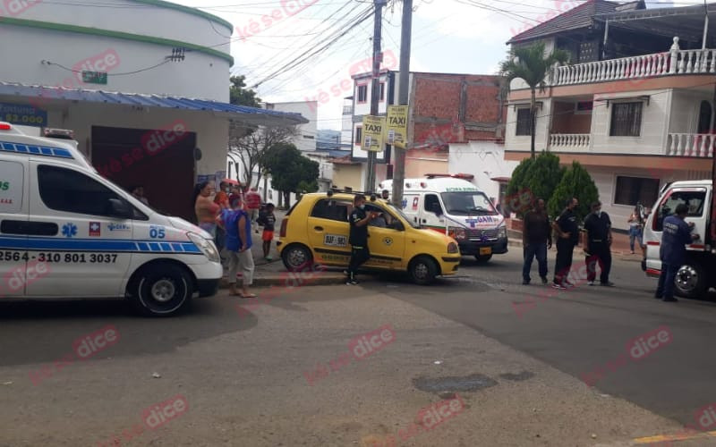 Fuerte accidente entre taxi y una turbo en Bucaramanga