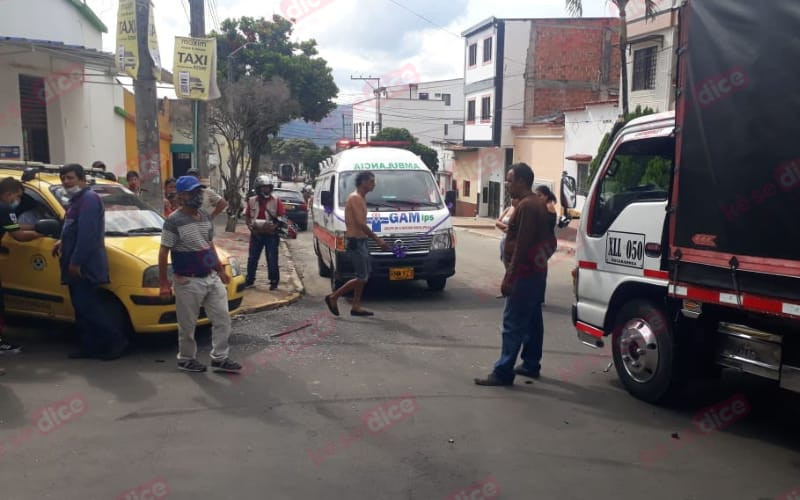 Fuerte accidente entre taxi y una turbo en Bucaramanga