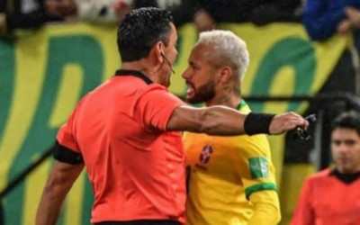 Le ‘sacaron roja’ al arbitro que pitó Colombia – Brasil