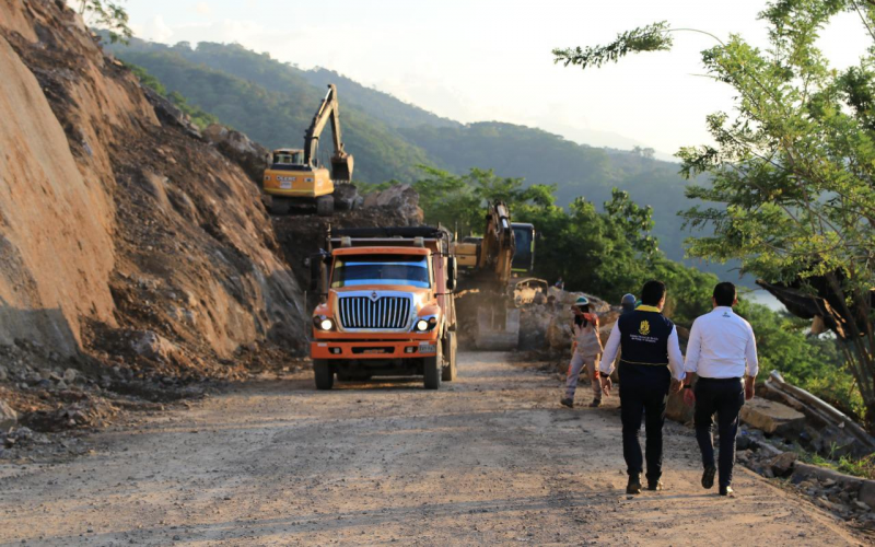 Continúan trabajos para dar vía a San Vicente de Chucurí