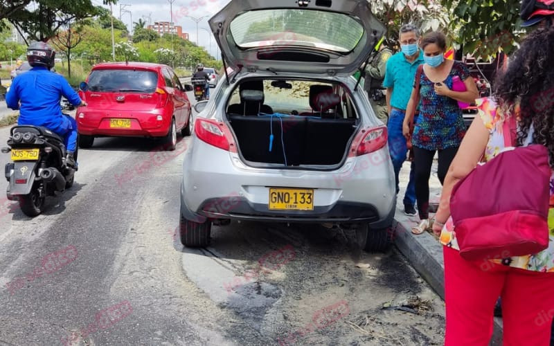 El carrito se prendió en plena autopista de Floridablanca