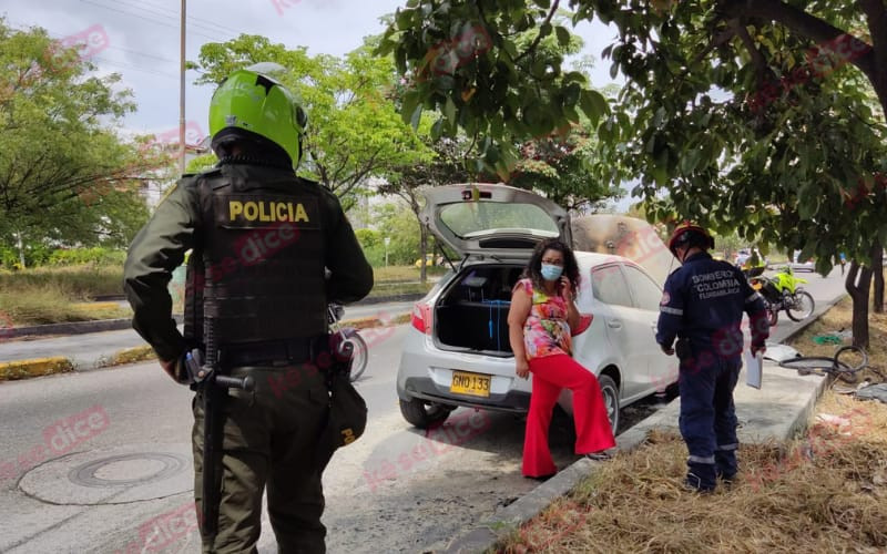 El carrito se prendió en plena autopista de Floridablanca