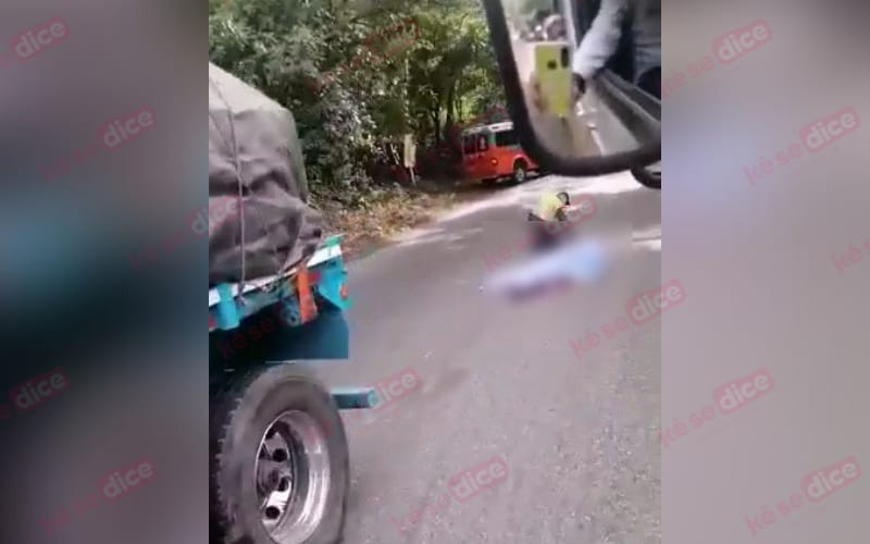 Iría ‘colgado’ de tractocamión y terminó bajo sus ruedas