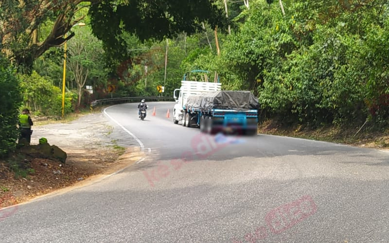 Iría ‘colgado’ de tractocamión y terminó bajo sus ruedas