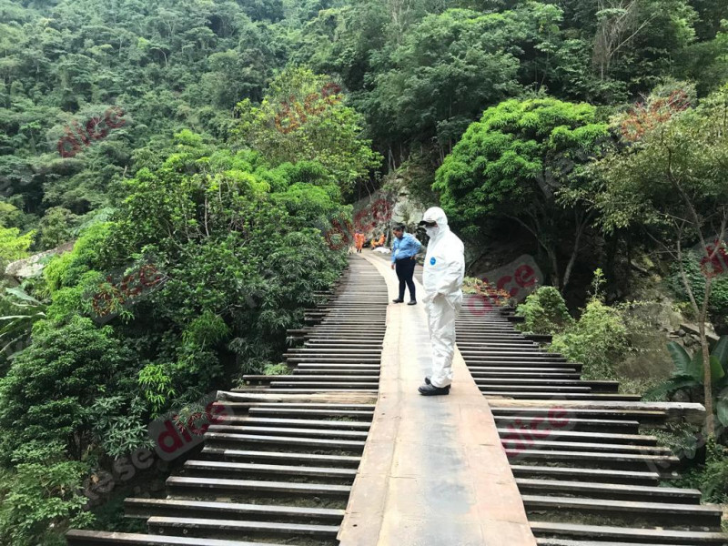 Cayó de un puente mientras montaba bicicleta