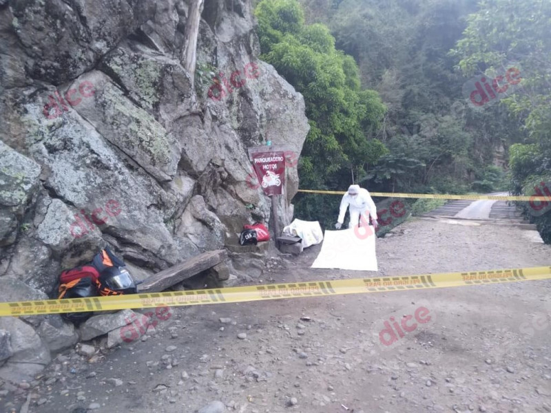 Cayó de un puente mientras montaba bicicleta