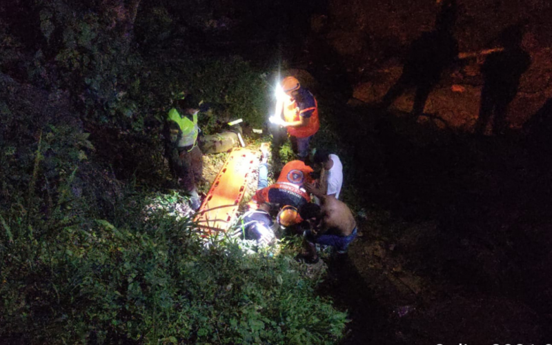 Rescatan a motorizado que cayó en una quebrada